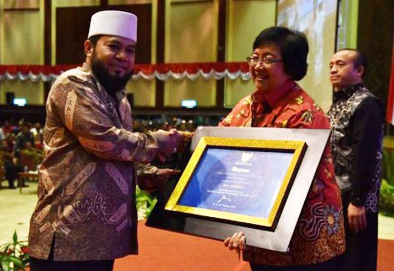 Walikota Helmi Hasan menerima penghargaan Adipura dalam bentuk sertifikat dari Menteri Lingkungan Hidup dan Kehutanan Republik Indonesia Siti Nurbaya