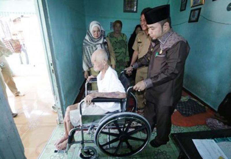 Walikota Bengkulu Helmi Hasan memberikan 2 unit kursi roda kepada warga di Kelurahan Kebun Beler dan Kelurahan Anggut