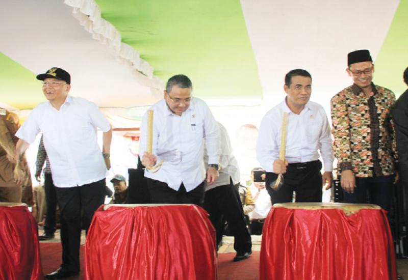 Plt. Gubernur Bengkulu Rohidin Mersyah saat Acara Penanaman Bibit Jagung bersama Menteri Pertanian dan Menteri Desa dan PDTT di Desa Padang Lebar Kecamatan Seginim Kabupaten Bengkulu Selatan, Selasa (19/9/2017)