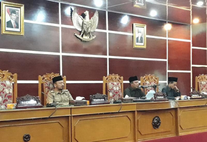 Paripurna DPRD Kota Dalam Mendengarkan Jawaban Walikota terkait PP No 18 dan RKPD Tahun 2016, Senin (14-08-2017)