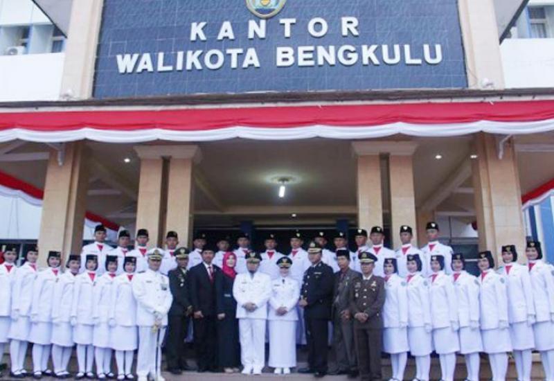 Upacara peringatan HUT RI Ke 71 di halaman Kantor Walikota