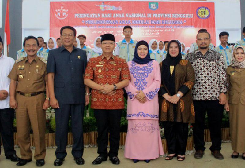 Plt Gubernur Bengkulu foto bersama dengan Ketua PKK, Ketua DPRD Provinsi Bengkulu, Bupati Bengkulu Tengah, Wakil Bupati Seluma dan Para Siswa-Siswi, Selasa, (15-08-2017)
