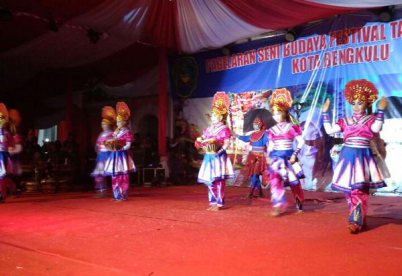 Penampilan SMK N 5 Bengkulu mengikuti perlombaan tari kreasi di ajang perlombaan Tabut