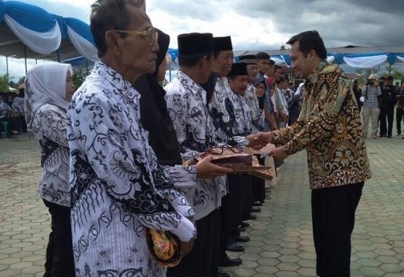 Gubernur Perjuangkan Penambahan Guru