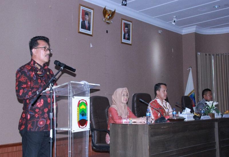 Sekretaris Daerah Thamrin menghadiri Rapat Pembahasan Uji Petik   Hasil Laporan Penyelenggaraan Pemerintahan Daerah (LPPD) Kabupaten Lampung   Selatan Tahun 2021 bersama Direktur Evaluasi Kinerja dan Peningkatan   Kapasitas Daerah Direktorat Jenderal Otonomi Daerah beserta Tim Nasional   Evaluasi Penyelenggaraan Pemerintah Daerah (EPPD), di Aula Krakatau Kantor   Bupati, Jumat (16/09).
