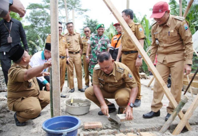 Kolaborasi Bersama Baznas, Pemkab Lampung Selatan Bantu Pembangunan Rumah Roboh