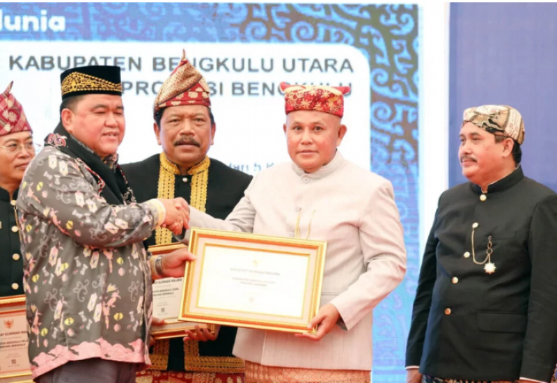 Bupati Lampung Selatan Terima Sertifikat Bebas Malaria Pada Hari Malaria Sedunia di IKN