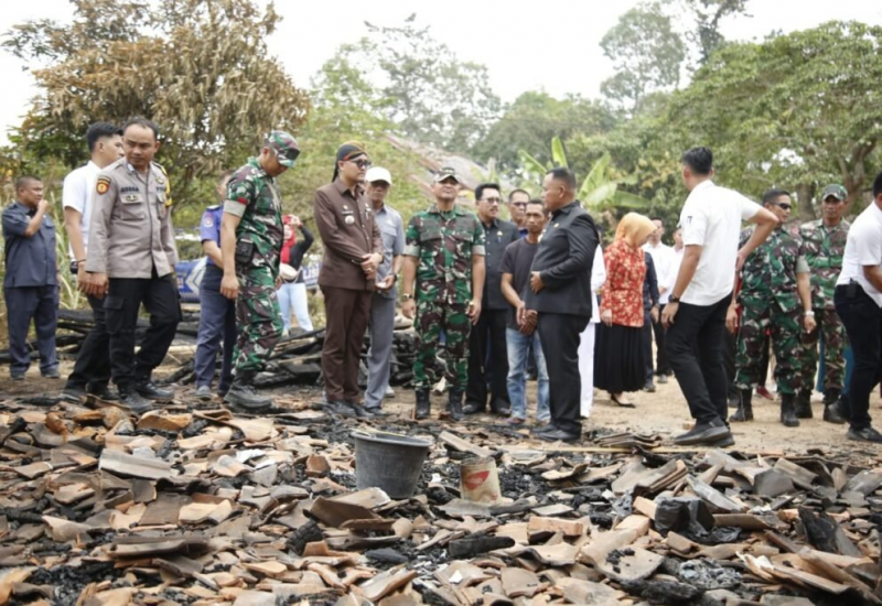 Bupati Nanang Berikan Bantuan Korban Kebakaran di Desa Purwotani 