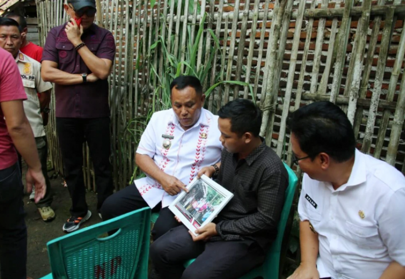 Bupati Lampung Selatan Serahkan Bantuan Bedah Rumah Kepada Warga Desa Negeri Pandan