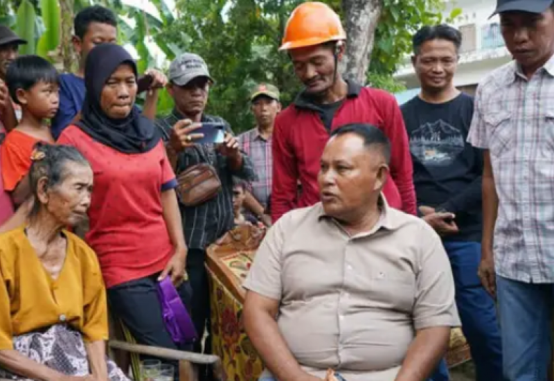 Senyum Bahagia Mbah Paikem Saat Bupati Nanang Serahkan Bantuan Bedah Rumah Geserbu