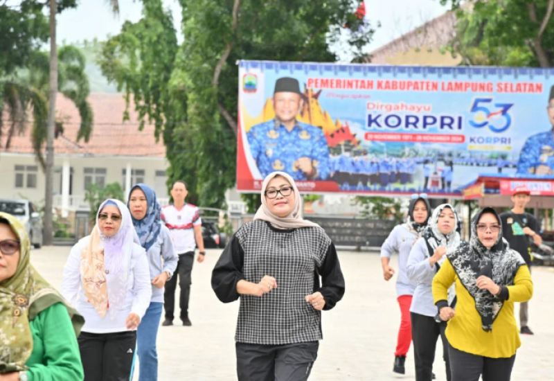 Full Senyum, Plh. Sekda Lamsel Berikan Hadiah Kepada3 Peserta Senam