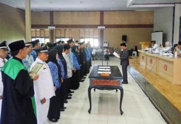 Pelantikan terhadap 45 orang ASN ini terdiri dari 3 orang eselon III, 37 orang eselon IV, dan 5 orang kepala sekolah yaitu 3 orang kepala sekolah SD dan 2 orang kepala sekolah SMP