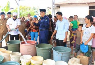 Walikota Bengkulu Helmi Hasan bersama dengan PDAM Kota bergerak menyalurkan air bersih ke lokasi Jalan Karang Indah, Selebar