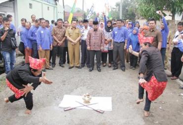 Walikota Helmi secara resmi meluncurkan program pencegahan dan peningkatan kualitas kawasan permukiman kumuh kota Bengkulu di kawasan Keluarahan Lempuing.