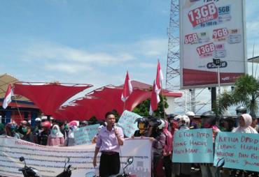 aksi unjuk rasa Solidaritas Masyarakat Lebong se-Indonesia (SOMALIA) Kota Bengkulu di Simpang Lima Kota Bengkulu