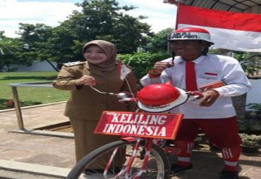 Damin pria asal Lampung foto bersama Wakil Walikota Bengkulu Patriana Sosialinda di Rumah Pengasingan Bung Karno, Senin (18/09/2017) 