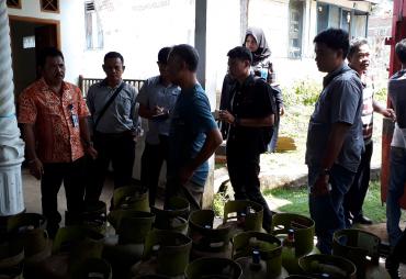 Tim dari Disperindag Kota bersama pihak Kepolisian dan Pertamina saat melakukan sidak kepada salah satu pangkalan gas elpiji