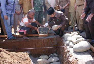 Walikota Bengkulu Helmi Hasan melakukan peletakan batu pertama pembangunan gedung sekolah SMAN 11 Bengkulu