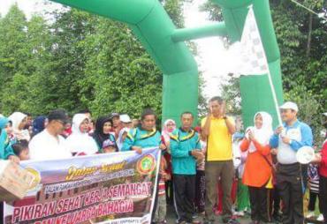 Kepala Dinas Kesehatan Provinsi Bengkulu, Direktur RSJKO Soeprapto Bengkulu saat melepas para peserta jalan santai