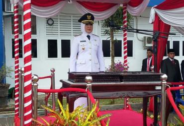 Wakil Walikota Bengkulu Patriana Sosialinda saat bertindak sebagai Inspektur Upacara Peringatan HUT RI Ke-72, Kamis, (17-08-2017)