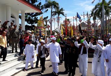 Plt Gubernur Bengkulu Rohidin Mersyah melepas para peserta iring-iringan Tabut Tebuang