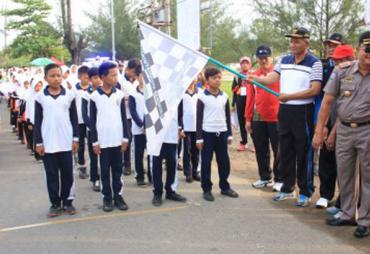 Pembukaan Lomba Gerak Jalan di Sport Center Pantai Panjang, Selasa (15-08-2017)