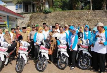 Walikota Bengkulu Helmi Hasan menyerahkan secara langsung 45 unit motor dinas kepada para penyuluh pertanian,perkebunan dan peternakan
