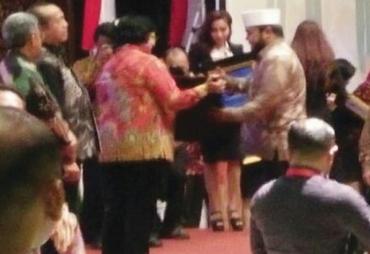 Walikota Bengkulu Helmi Hasan saat menerima penghargaan Adipura dari Menteri LHK, Rabu (2/8/2017) di Jakarta