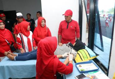Plt. Bupati Lamsel, Nanang Ermanto saat meninjau pelayanan kesehatan gratis, dalam rangka Hari Ibu ke-90.