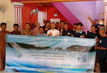 Serah Terima Perahu KUB Desa Way Muli Induk