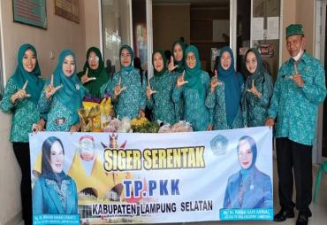 Tim Penggerak Pemberdayaan dan Kesejahteraan Keluarga (TP PKK) Kabupaten   Lampung Selatan bagikan bahan sembako kepada masyarakat yang membutuhkan di Lampung   Selatan yang merupakan Program dari TP PKK Provinsi Lampung yang bertema "Saatnya   Ikut berGerak untuk Rakyat yang membutuhkan" (SIGER Serentak) dikantor Kelurahan   Way Urang, Jumat (02/12).