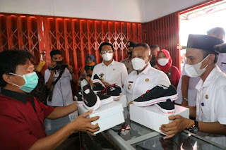 Home Industri Sepatu Selo Dilaunching, Ini Harapan Bupati Lamsel