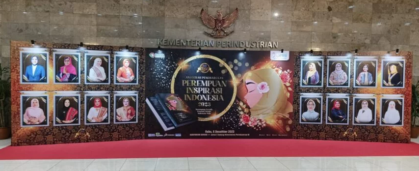 Bunda Winarni Nanang Ermanto Menerima Penghargaan Perempuan Inspirasi Indonesia 2023