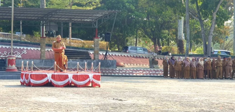 Ingatkan Kedisiplinan Pegawai, Staf Ahli Ekobang dan Kemasyarakatan Pimpin Apel