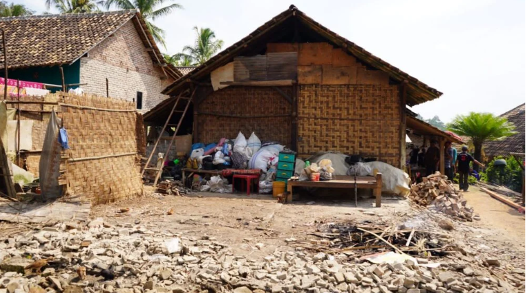 Di Kecamatan Bakauheni dan Rajabasa, Bupati Nanang Ermanto Serahkan Bantuan Bedah Rumah 