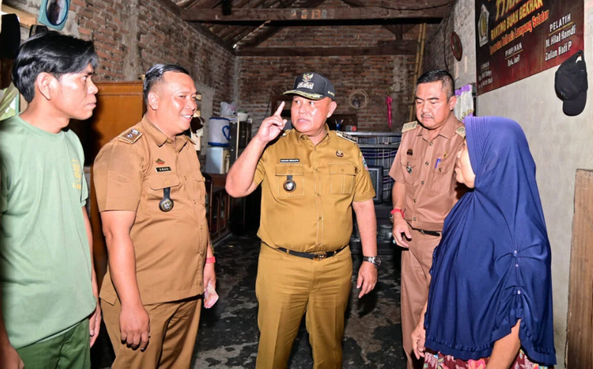 Dua Warga Kecamatan Kalianda Terima Bantuan Bedah Rumah Dari Bupati Lampung Selatan