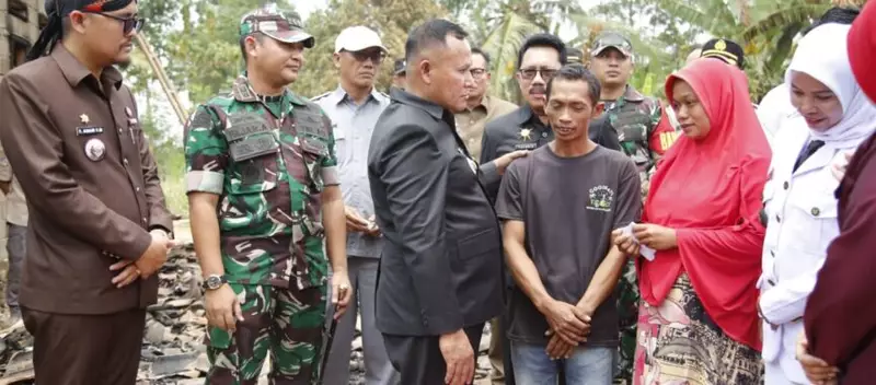 Bupati Nanang Berikan Bantuan Korban Kebakaran di Desa Purwotani 