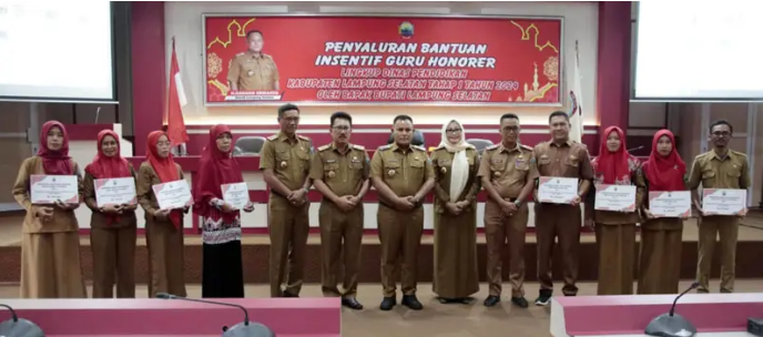 Bupati Nanang Serahkan Bantuan Insentif Tahap I Ke 5.097 Guru Honorer 