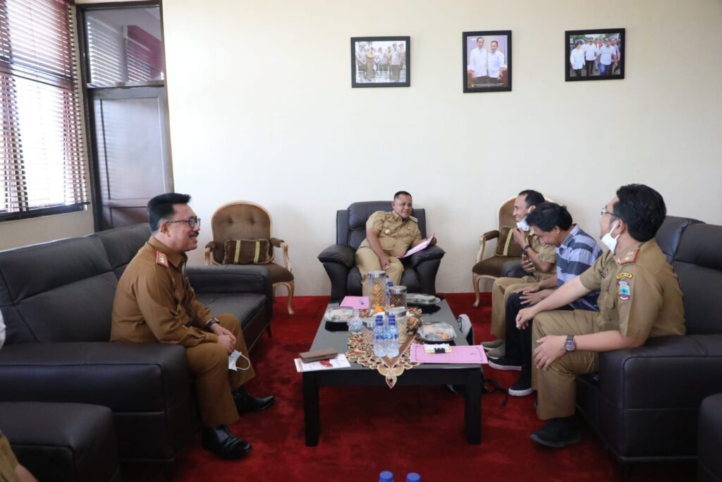 Audensi, Bupati Lampung Selatan Dukung Pengelola Sepatu Asal Desa Seloretno