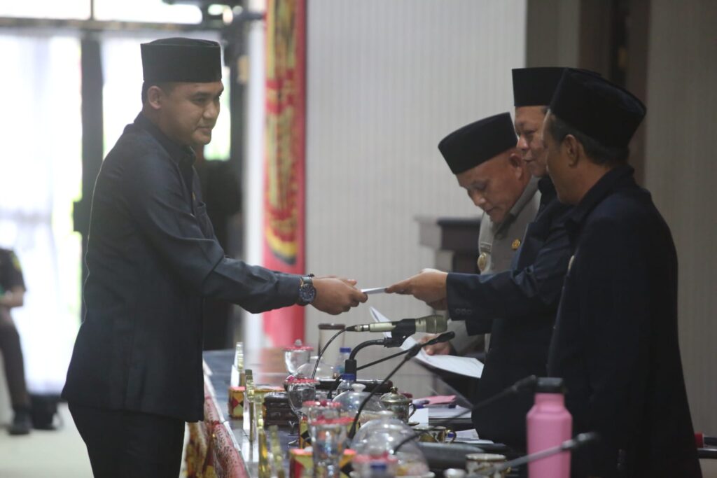 Paripurna DPRD Lampung Selatan, Nanang Ermanto Sampaikan Empat Paket Raperda