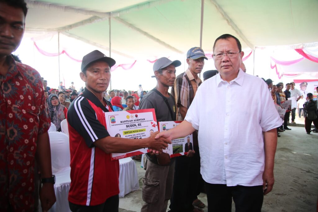 Bersama Ketua Komisi IV DPR RI, Bupati Lampung Selatan Panen Raya Padi 