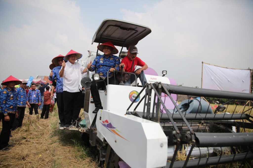 Bersama Ketua Komisi IV DPR RI, Bupati Lampung Selatan Panen Raya Padi 