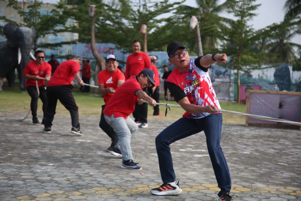 Bupati Nanang Ikut Lomba Tarik Tambang, Meriahkan HUT Ke-78 RI