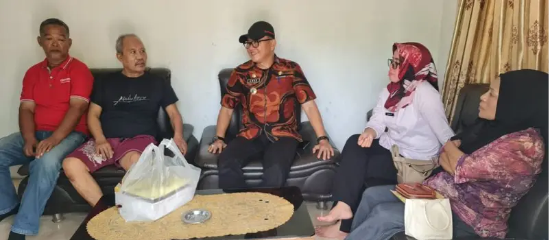 Mengidap Penyakit Parkinson, Kadis Kominfo Lampung Selatan Jenguk Jurnalis Senior Marhadan