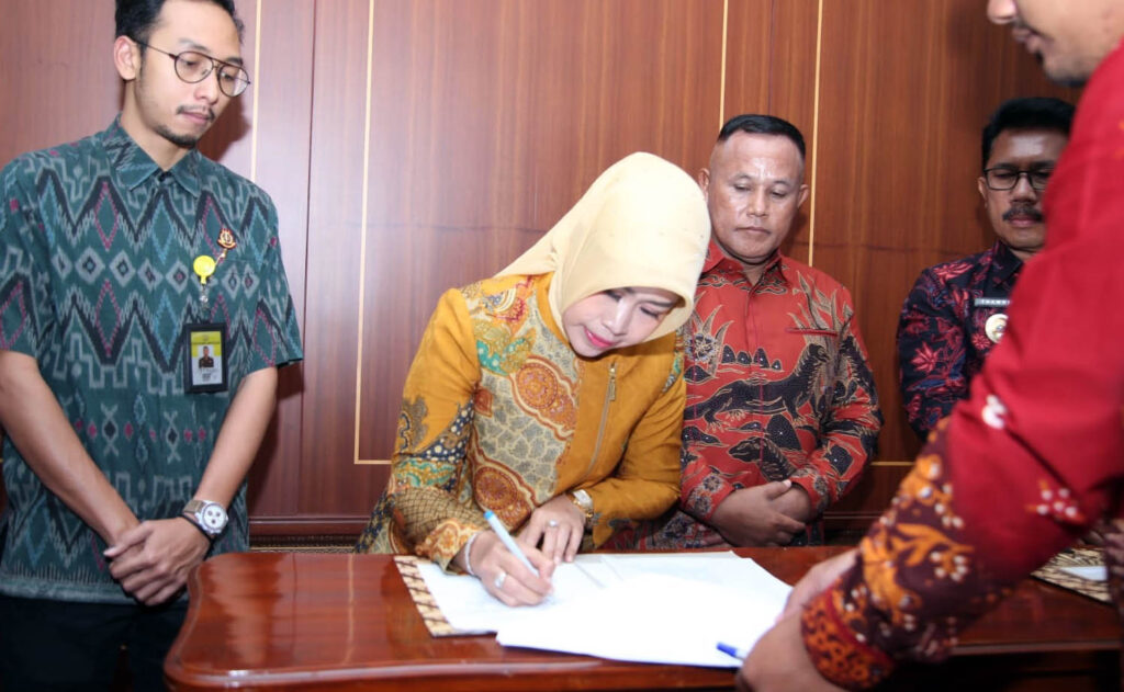 Penyelenggaraan Mal Pelayanan Publik Sekaligus Bantuan Hukum, Pemkab - Kejari Lamsesl Teken MoU