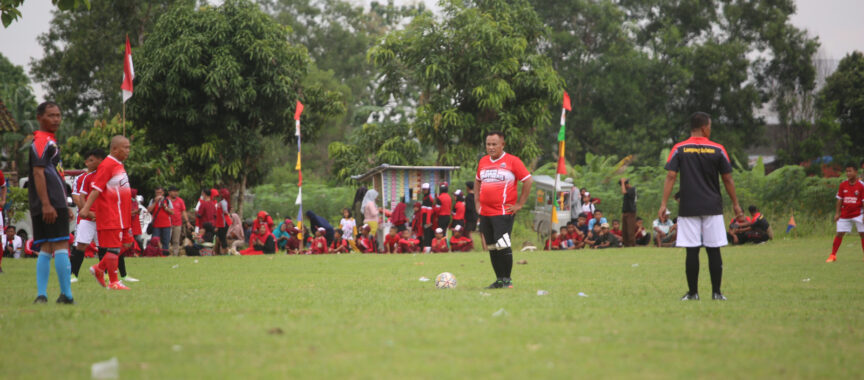 Bupati Nanang Ikut Laga Friendly Match, Red Brother FC Menang Atas PGRI FC