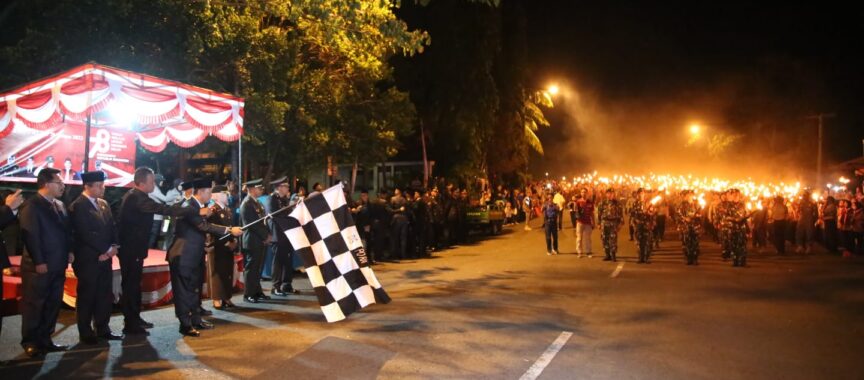 Meriahkan Malam HUT RI Ke 78, Bupati Nanang Lepas Pawai Obor di Pusat Kota Kalianda