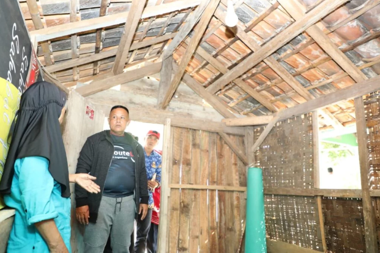 Bersama PT. BBJ, Pemkab Lampung Selatan Salurkan Bantuan Bedah Rumah di Kecamatan Rajabasa