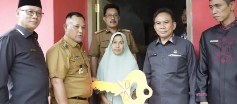 Anggota DPRD Lamsel Hadiri Program Bedah Rumah di Kecamatan Rajabasa