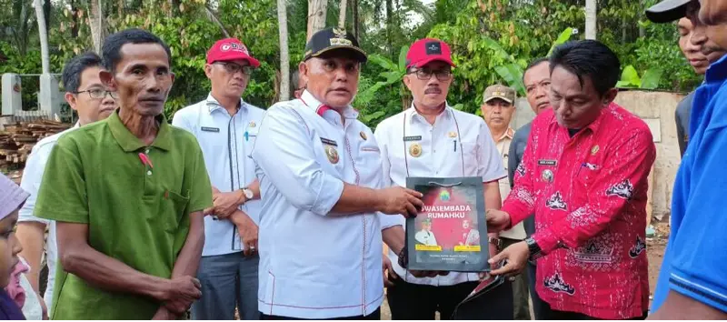 Dua Rumah Warga Tanjung Agung-Katibung Roboh, Bupati Nanang Serahkan Bantuan Bedah Rumah